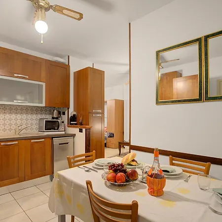 Apartment Robert House 50m From The - Happy Gardone Riviera