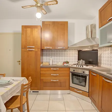 Apartment Robert House 50m From The - Happy